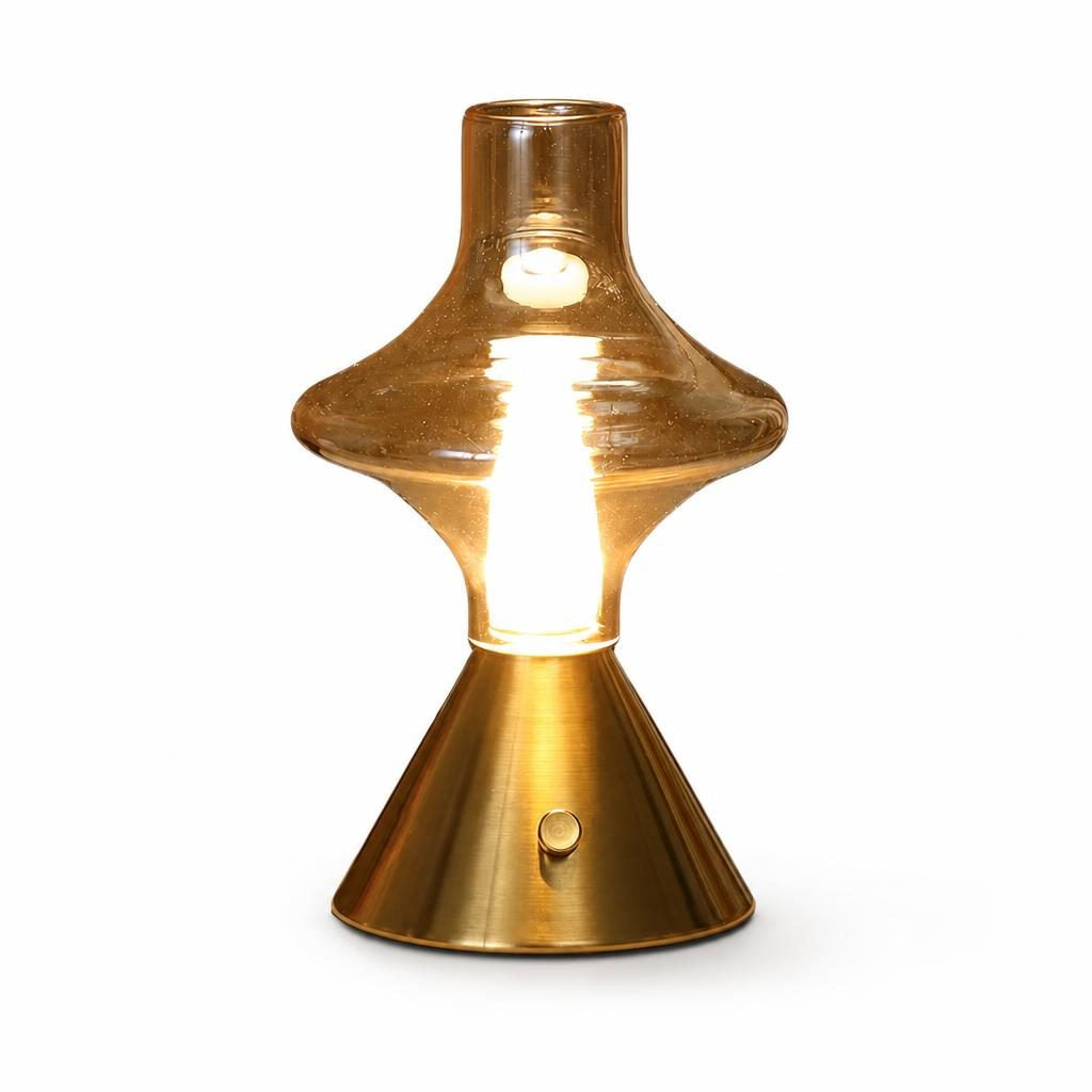 Lampe sans fil Quinquet modèle évasé, cheminée en verre ambré sur pied conique doré, sur fond blanc