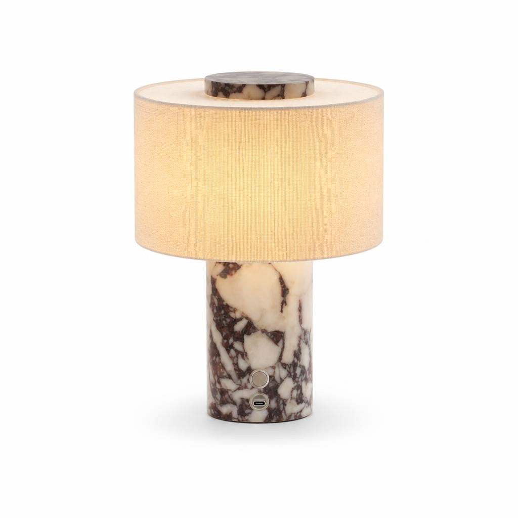 Lampe sans fil Seki, socle en pierre veinée et abat-jour en lin, sur fond blanc