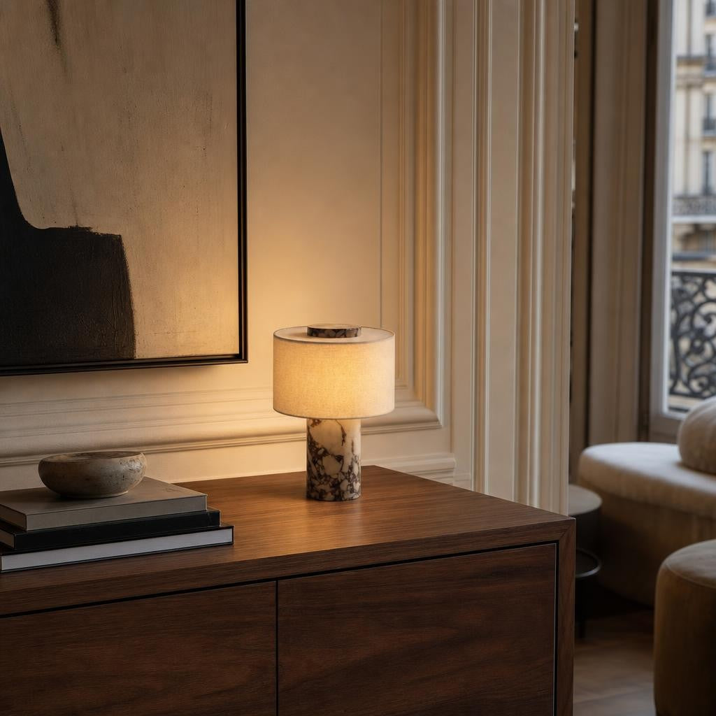 Lampe Seki allumée sur un buffet en noyer dans un salon parisien