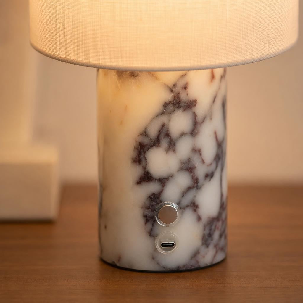 Détail du socle en pierre veinée de la lampe Seki avec bouton tactile et port de recharge