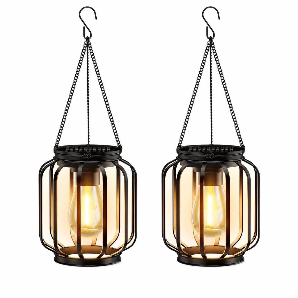 Deux lanternes solaires Fanal en fer noir avec ampoule à filament allumée, sur fond blanc