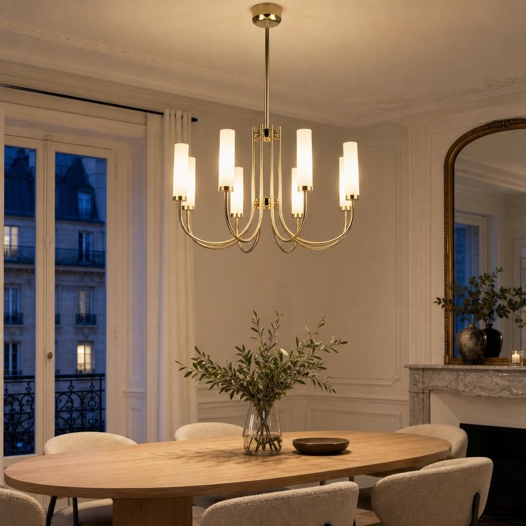 Lustre Chandelle allumé au-dessus d'une table ovale en chêne dans une salle à manger haussmannienne
