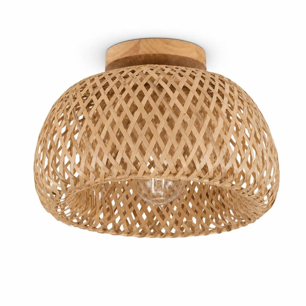 Plafonnier Ajiro, dôme en bambou tressé et base en bois clair, sur fond blanc
