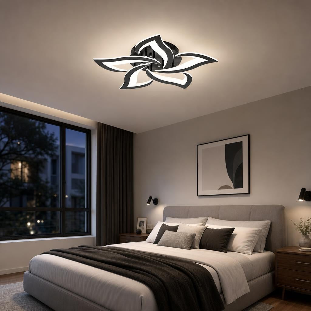 Plafonnier Hasu noir allumé au plafond d'une chambre moderne