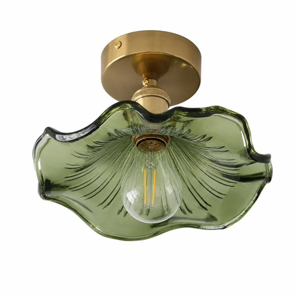 Plafonnier Hasuba, verre vert strié en feuille de lotus et embase dorée, sur fond blanc