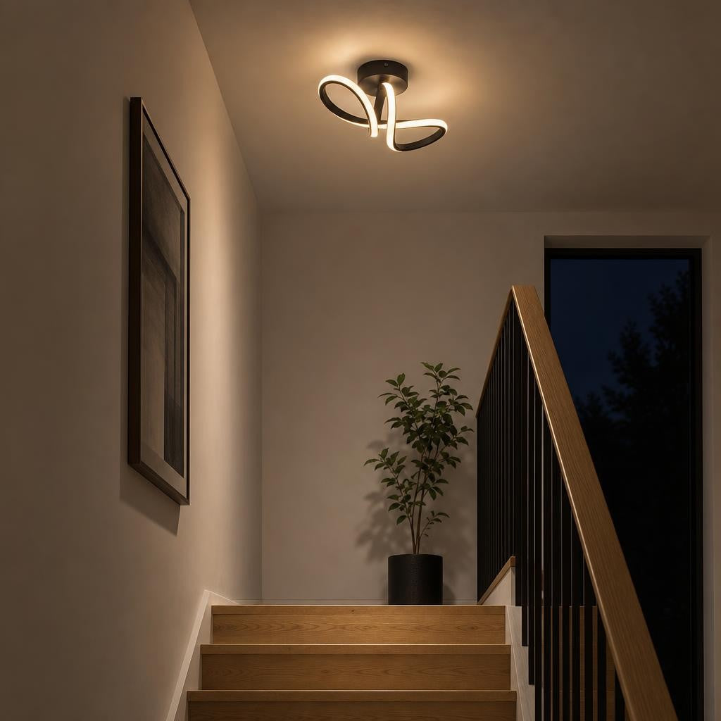 Plafonnier Musubi noir allumé au-dessus d'un palier d'escalier