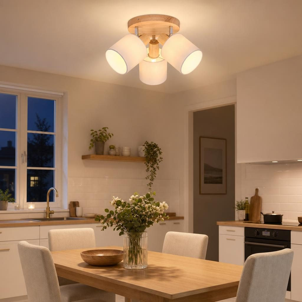 Plafonnier Sanren allumé au-dessus d'une table en chêne dans une cuisine scandinave