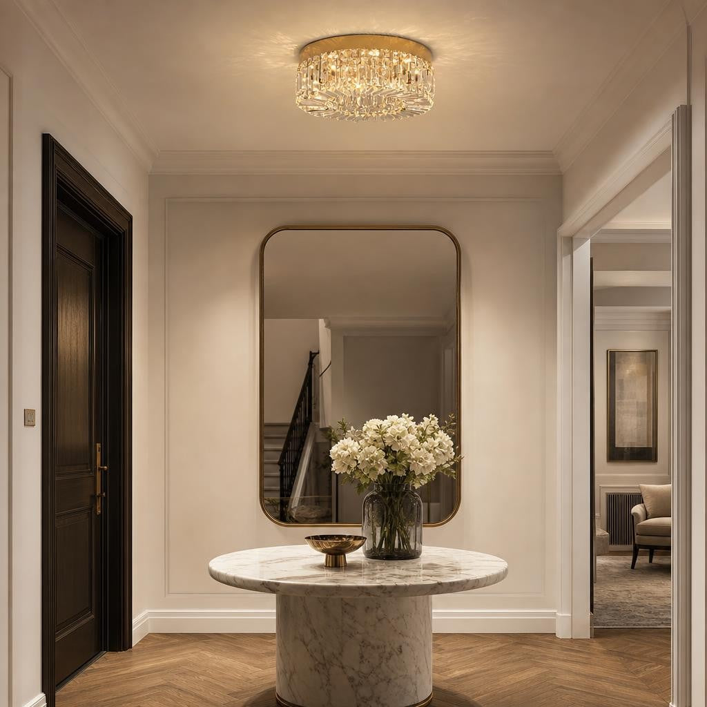 Plafonnier Shizuku doré dans une entrée avec console en marbre