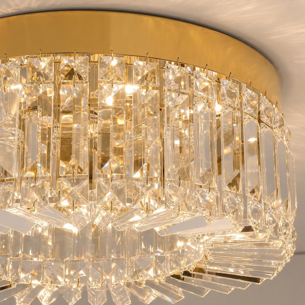 Détail des prismes en cristal du plafonnier Shizuku allumé