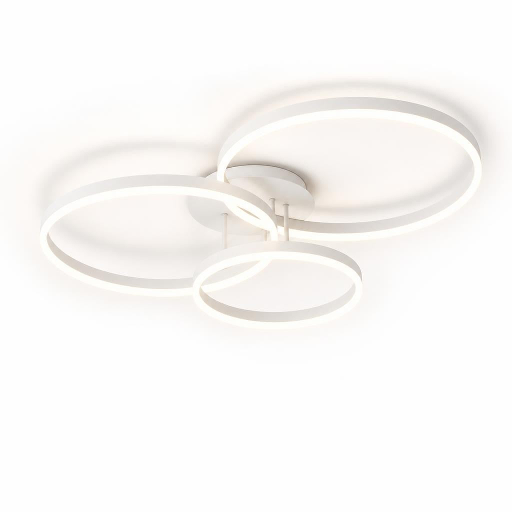 Plafonnier LED Wakka blanc à trois anneaux entrelacés, sur fond blanc