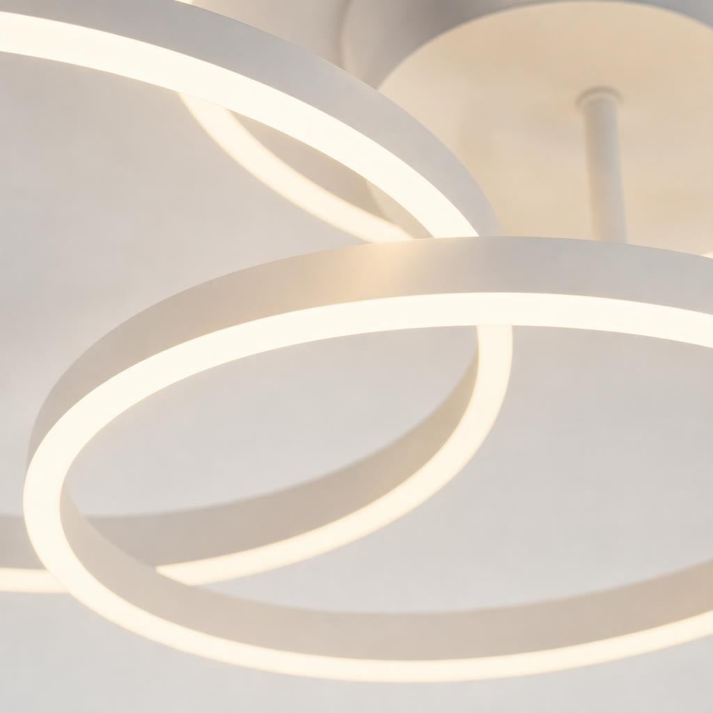 Détail des anneaux lumineux du plafonnier Wakka