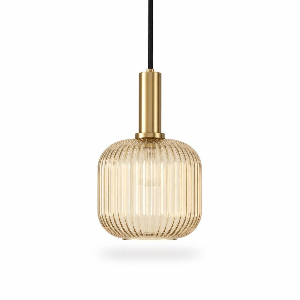Suspension Biidoro en verre strié cognac et douille dorée, sur fond blanc