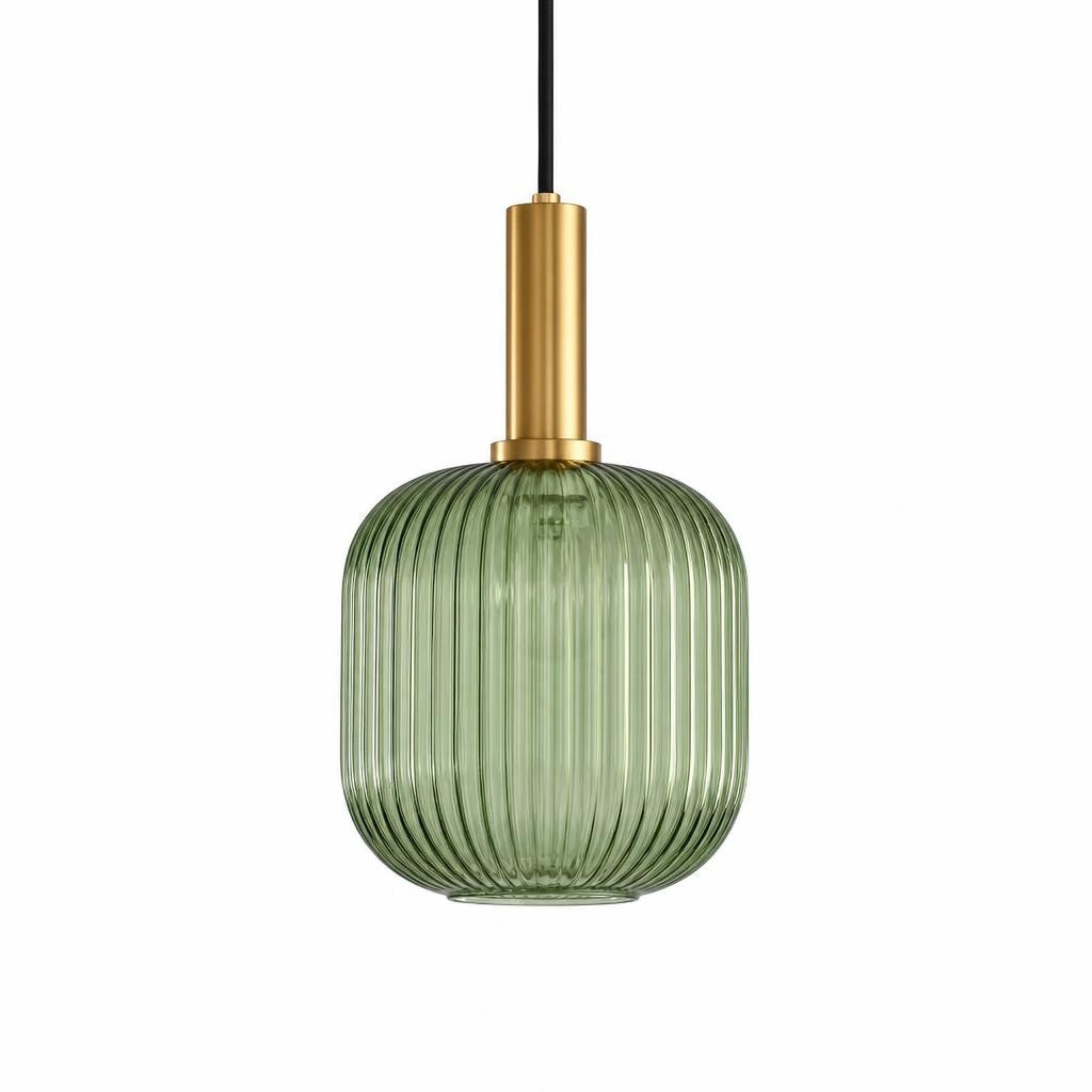 Suspension Biidoro en verre strié vert et douille dorée, sur fond blanc