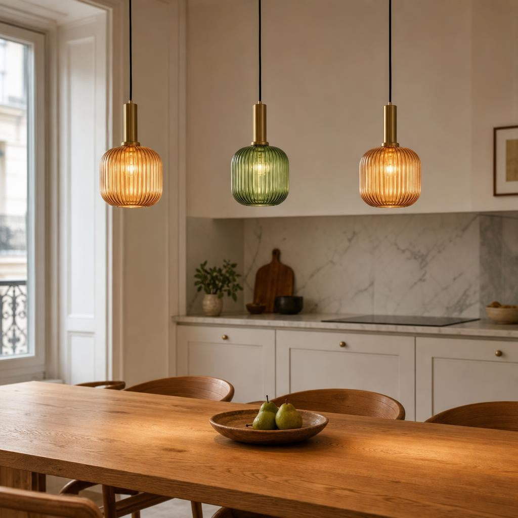 Trois suspensions Biidoro cognac et vert allumées au-dessus d'une table en chêne