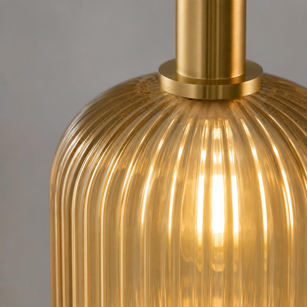 Détail du verre strié cognac et de la douille dorée de la suspension Biidoro