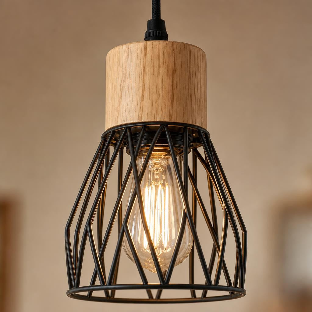 Détail d'une cage en fil de métal noir et de sa douille en bois, suspension Kagome