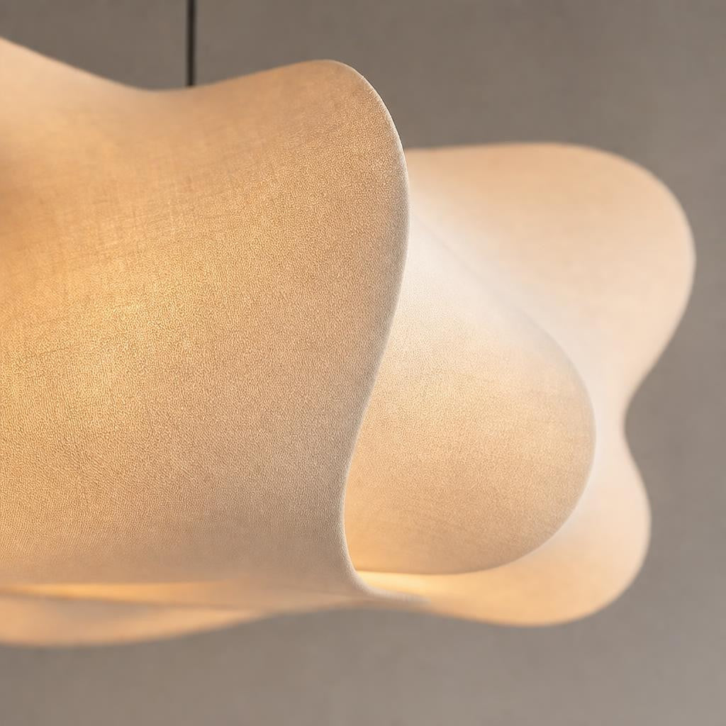 Détail des plis en tissu de la suspension Kumo allumée