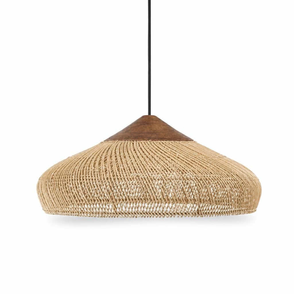 Suspension Amigasa, abat-jour plat en rotin tressé et coiffe bois foncé, sur fond blanc