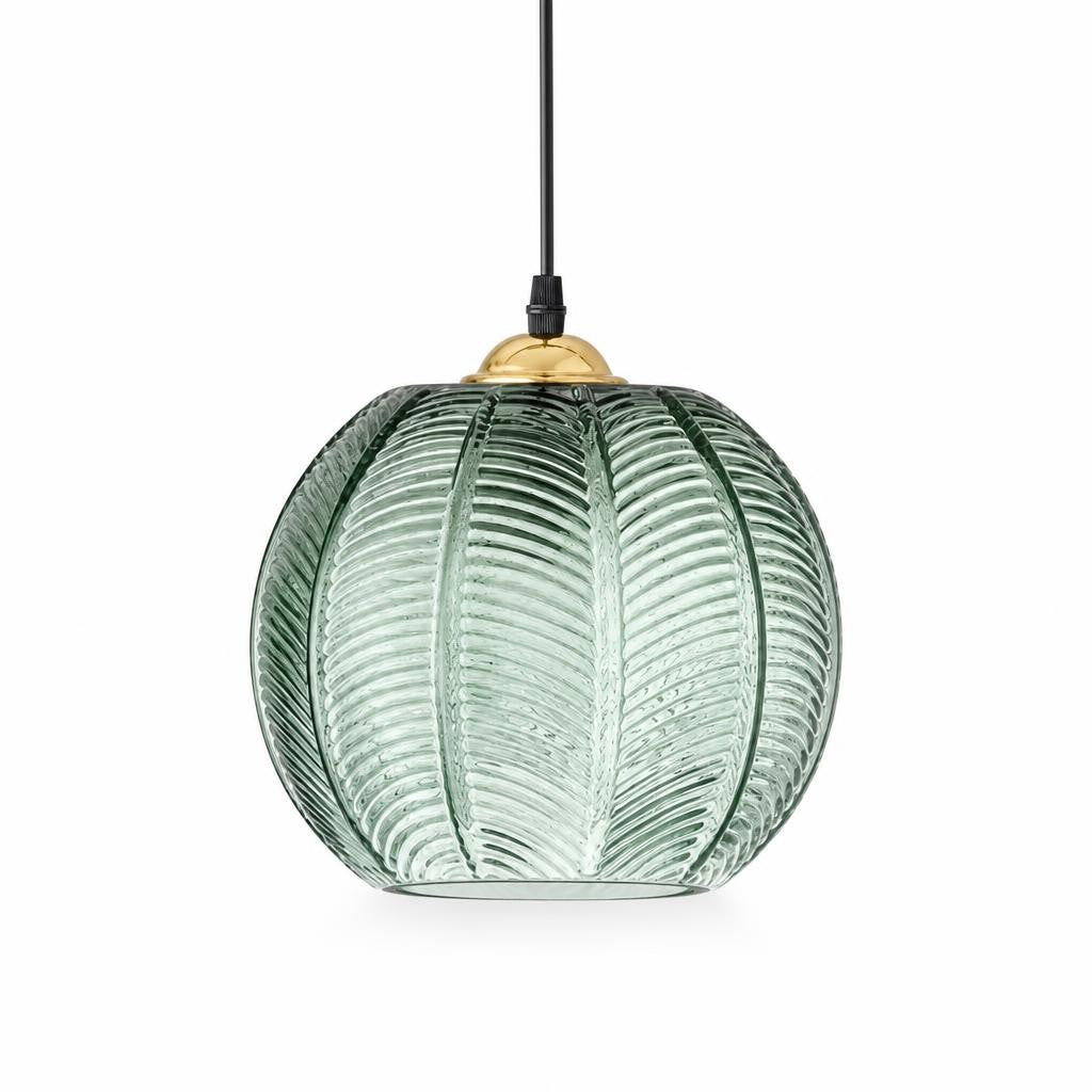 Suspension Aoi, globe en verre vert nervuré avec cache doré, sur fond blanc