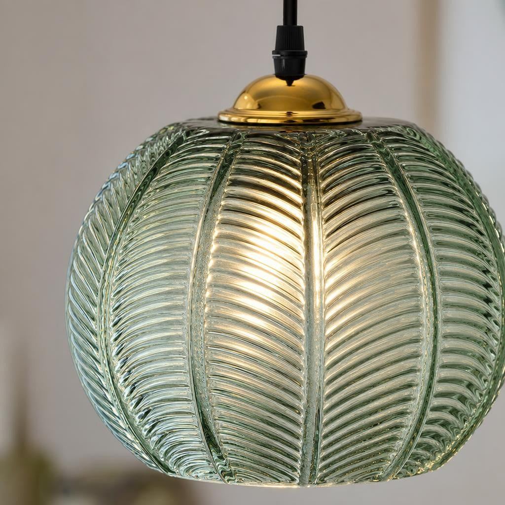 Détail du verre vert nervuré de la suspension Aoi allumée