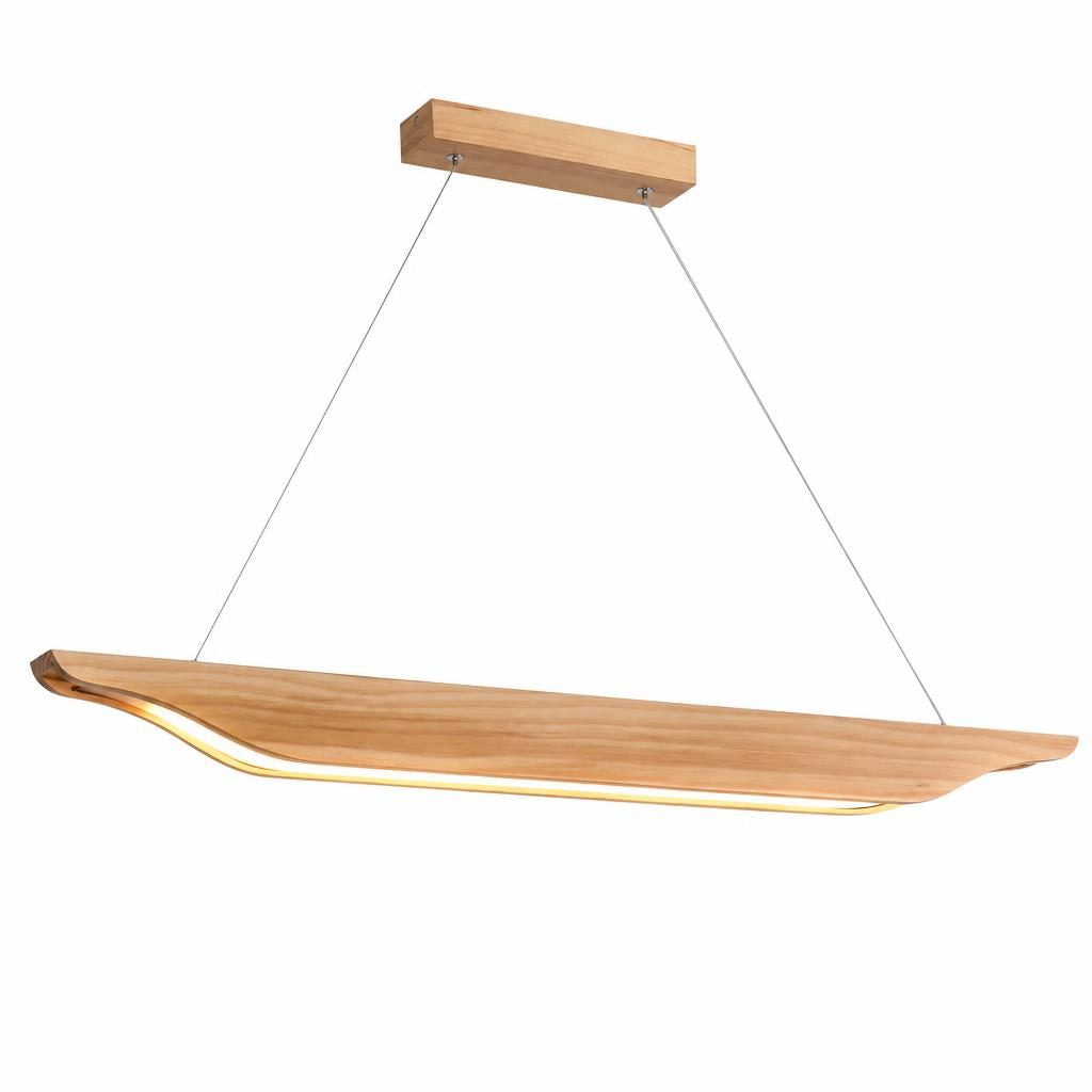 Suspension LED linéaire Ikada en bois clair aux extrémités relevées, sur fond blanc