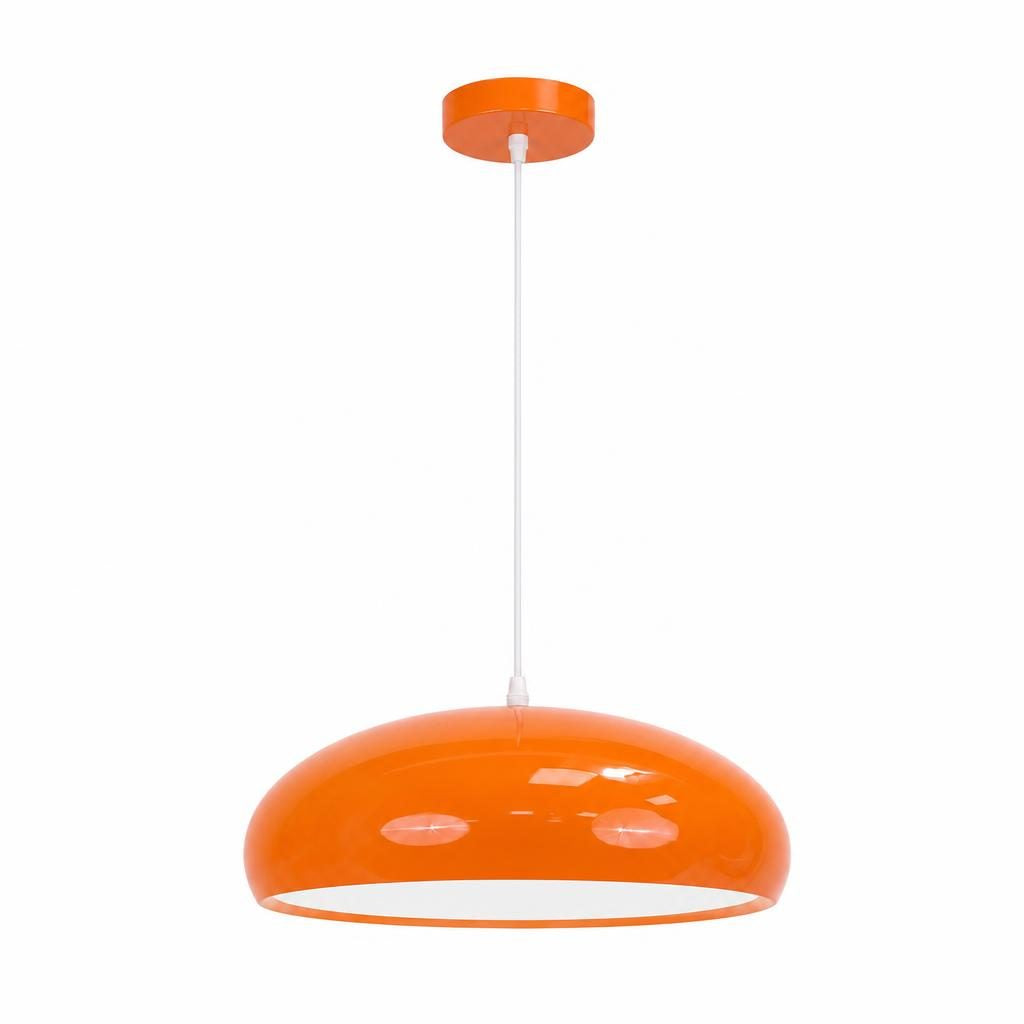 Suspension Kaki, dôme en métal laqué orange brillant et câble blanc, sur fond blanc