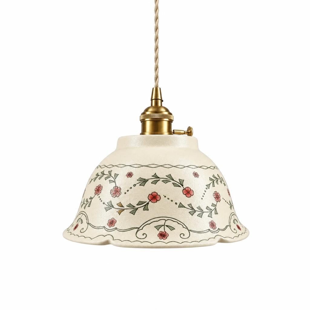 Suspension Komon, cloche en céramique crème à fleurs et douille dorée, sur fond blanc