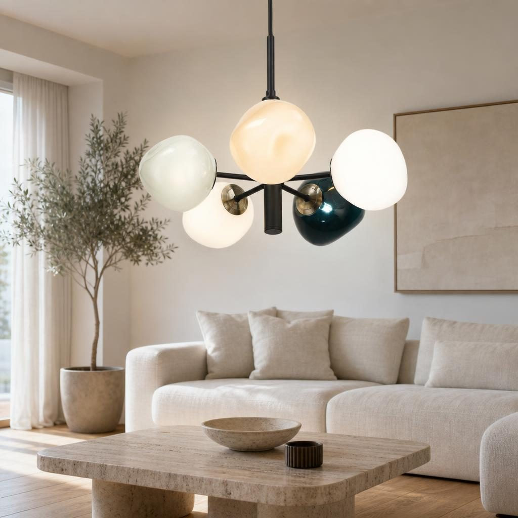 Suspension Konpeito dans un salon lumineux avec canapé en lin et table en travertin