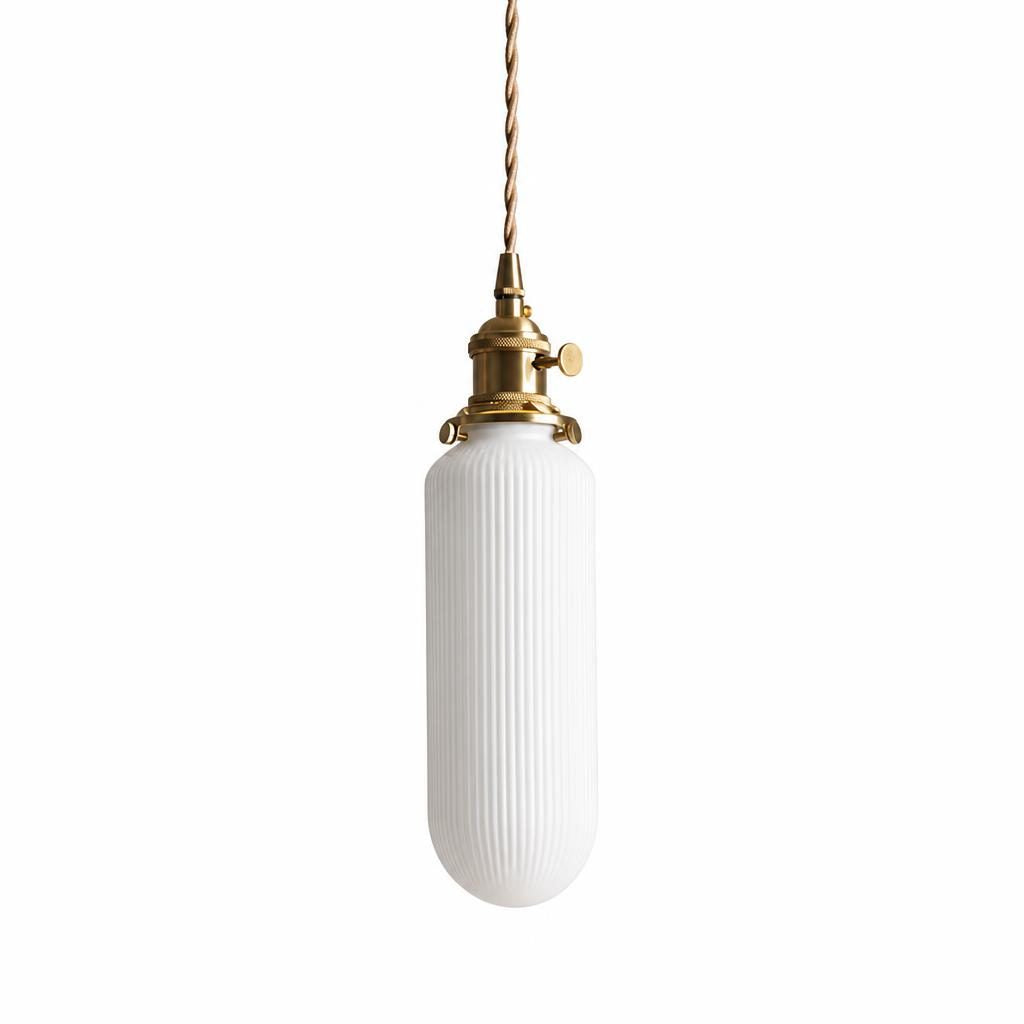 Suspension Kuda, tube en céramique blanche nervurée et douille dorée, sur fond blanc