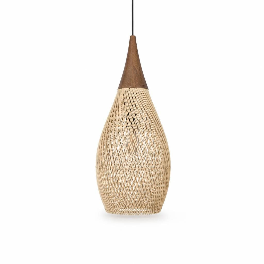 Suspension Namida en rotin tressé en forme de goutte allongée, sur fond blanc
