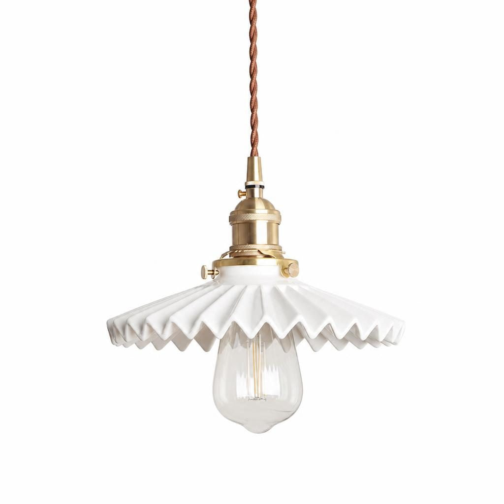 Suspension Orihida, collerette en céramique blanche plissée et douille dorée, sur fond blanc
