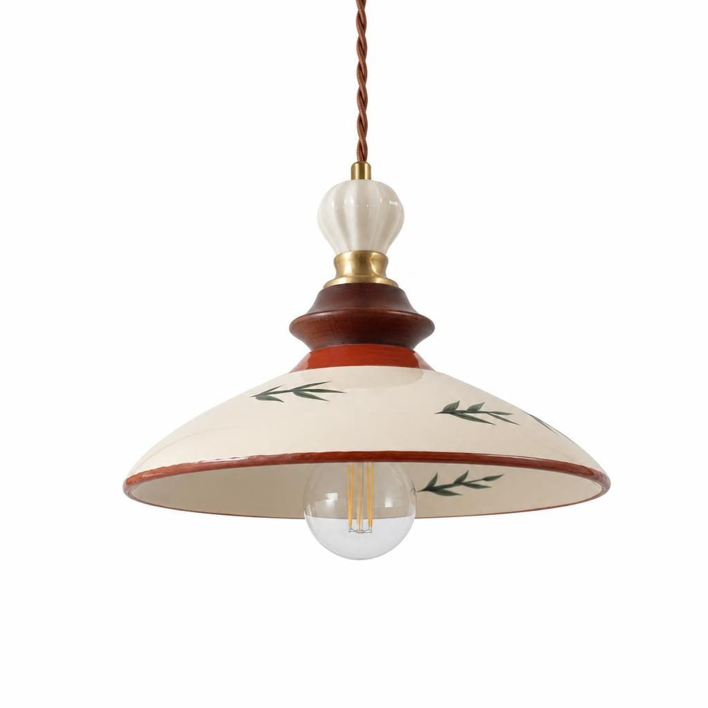 Suspension Sasa, abat-jour en céramique crème à feuilles de bambou et col en bois, sur fond blanc