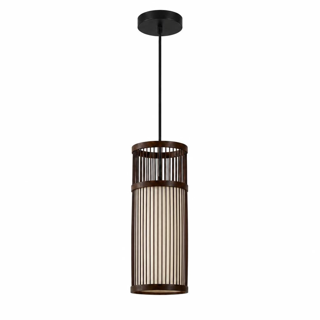 Suspension Tōrō, lanterne cylindrique en lamelles de bambou brun foncé, sur fond blanc