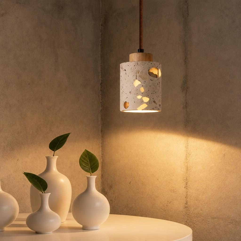 Suspension Tsubute allumée, éclats de pierre lumineux, au-dessus d'une table avec des vases blancs