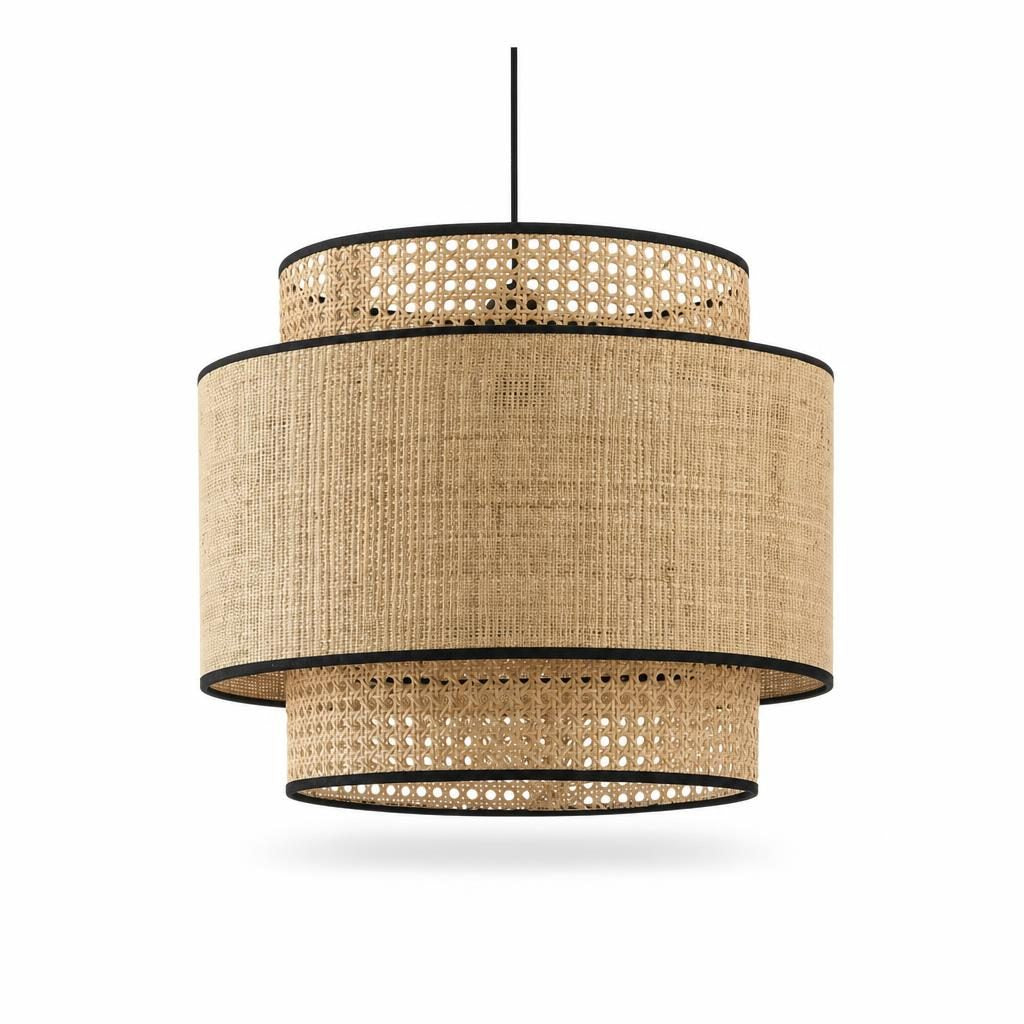Suspension Tsuzure en cannage et fibre naturelle tissée avec liserés noirs, sur fond blanc
