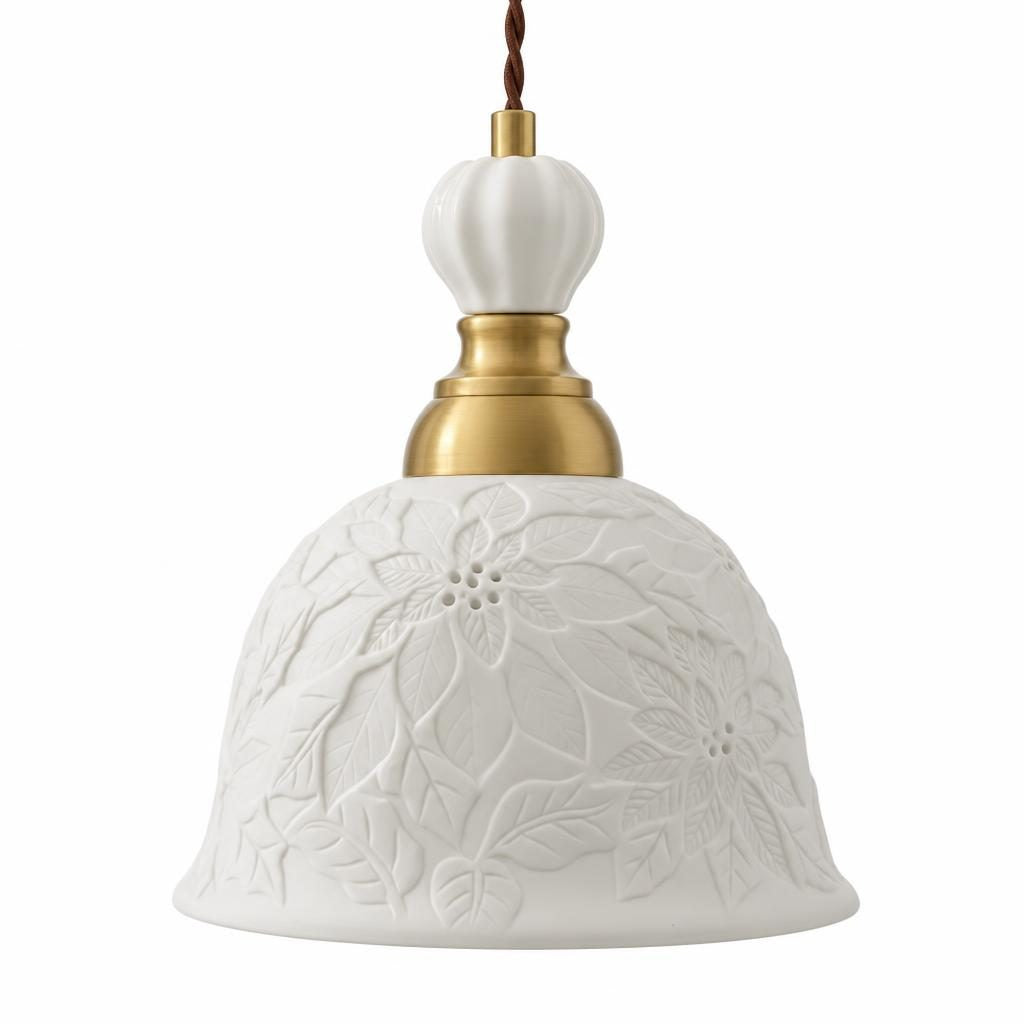 Suspension Ukibori, cloche en céramique blanche à fleurs en relief et col doré, sur fond blanc