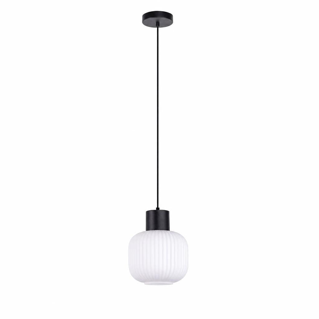 Suspension Yukimi en verre opalin blanc nervuré avec douille noire, sur fond blanc