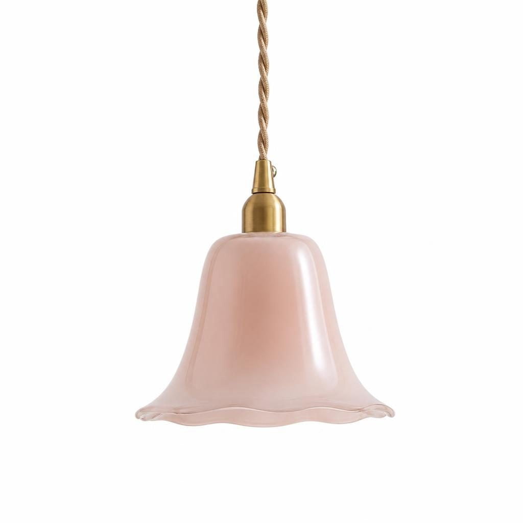Suspension Yuri, clochette en verre rose au bord ondulé et douille dorée, sur fond blanc